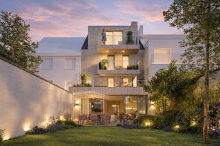 In de stijlvolle nieuwbouwresidentie “Finion”, gelegen in de charmante Bondgenotenlaan te Heist-aan-Zee, bieden wij u een prachtig gelijkvloers appartement met privatieve tuin aan. Deze woonst combineert hedendaags comfort met een uiterst centrale ligging, op wandelafstand van winkels, het station en het strand.<br /><br />Het appartement beschikt over een bruikbare vloeroppervlakte van 101 m², aangevuld met een ruim terras van 23 m² en een fraai aangelegde tuin van 70 m². Dankzij de zuidwestelijke oriëntatie geniet u hier volop van de zon, van de namiddag tot in de avond – ideaal om te ontspannen of gasten te ontvangen.<br /><br />De indeling is praktisch en doordacht: een ruime en lichtrijke leefruimte met directe toegang tot terras en tuin, een open en volledig ingerichte keuken, een bijkeuken/wasplaats, een gastentoilet, twee slaapkamers aan de straatzijde en een moderne badkamer met inloopdouche.<br /><br />Dankzij de hoogwaardige afwerking en de energiezuinige bouw biedt dit appartement een bijzonder aangename en duurzame woonkwaliteit. De kleinschalige residentie en de topligging maken dit appartement perfect geschikt als vaste woonst én als tweede verblijf aan zee.<br /><br />Aankoop aan 6% BTW mogelijk.<br /><br />Meer informatie of een afspraak?<br />📞 Contacteer ons via 050/89.27.70