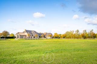 Gelegen op een groen domein van 1,5 hectare ligt dit schitterend landhuis met een bewoonbare oppervlakte van maar liefst 605 m². De ligging biedt...