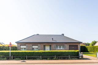 Voor meer informatie, extra foto’s of om een bezoek in te plannen, contacteer Gil via 016 792 900 of gil.christiaens@homixx.be.<br /><br />Bent u op zoek naar een comfortabele woning met veel leefruimte, een ruime tuin én een gunstige energiescore? Dan is deze verzorgde laagbouwvilla zeker een bezoek waard.<br /><br />Gelegen op een royaal perceel van maar liefst 12 are biedt deze woning alle troeven voor wie comfortabel gelijkvloers wil wonen. De villa beschikt over vier volwaardige slaapkamers, een badkamer en een volledig uitgeruste keuken die aansluit op de aangename leefruimtes.<br /><br />Verder beschikt de woning over een praktische zolder, een ruime garage en een kelder die tal van opbergmogelijkheden bieden. Buiten geniet u van een mooi aangelegd, zuidgericht terras met zonneluifel, waar u in alle rust kunt ontspannen en optimaal kunt profiteren van zonnige dagen.<br /><br />Ook op energetisch vlak heeft deze woning heel wat te bieden. Het dak werd reeds vernieuwd en geïsoleerd en met een EPC-label C is de woning vandaag al energiezuinig. Bovendien kan met een relatief eenvoudige ingreep, namelijk het aanbrengen van bijkomende vloerisolatie, een verbetering naar een gunstig EPC-label B worden gerealiseerd. Zo investeert u in een woning die niet alleen comfortabel is, maar ook klaar is voor de toekomst.<br /><br />Dankzij het ruime perceel, de praktische indeling en de uitstekende combinatie van wooncomfort, energiezuinigheid en uitbreidingsmogelijkheden is deze woning een ideale thuis voor gezinnen en iedereen die op zoek is naar rustig wonen met alle comfort.<br /><br />Interesse? Contacteer ons vandaag nog voor een bezoek en ontdek zelf alle troeven van deze prachtige laagbouwvilla.