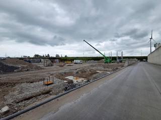 Logistieke bedrijfshal in aanbouw met een oppervlakte van 7019m². Vrije stapelhoogte van 11m. loskades voorzien, aanpalend 3 x 360m²...