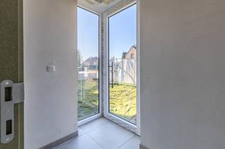 <span><span><strong>Hedendaagse nieuwbouwwoning met drie slaapkamers op rustige ligging in Neeroeteren</strong></span><br /><span>Op een rustige en groene locatie aan de Heerbaan 40 in Neeroeteren (Maaseik) bevindt zich deze moderne nieuwbouwwoning met drie slaapkamers. Een ideale thuis voor wie hedendaags wooncomfort wil combineren met rust, ruimte en een aangename leefomgeving.</span><br /><br /><span>De woning werd ontworpen met aandacht voor energiezuinig en toekomstgericht wonen en is onder meer uitgerust met 12 zonnepanelen, een gascondensatieketel, ventilatietype D en dubbele beglazing met aluminium profielen. Dit draagt bij aan een laag energieverbruik en een comfortabel woonklimaat.<br /><br />Daarnaast krijg je als koper nog volop de mogelijkheid om deze halfopen bebouwing naar eigen smaak en stijl af te werken. Zo maak je van deze nieuwbouwwoning vanaf het begin echt jouw thuis. In de verkoopprijs is bovendien een budget voor de keuken voorzien. De keuken kan dus nog volledig naar eigen voorkeur worden gekozen en ingericht.<br /><br />De moderne architectuur wordt gekenmerkt door een strakke vormgeving, grote raampartijen en veel natuurlijke lichtinval. De leefruimte staat bovendien mooi in verbinding met de tuin en het achterliggende groen.</span><br /><br /><span><strong>Praktische indeling</strong><br />Via de inkomhal betreedt u de woning. Aan uw linkerzijde is er de mogelijkheid om een vestiaire te voorzien en bevindt zich eveneens het gastentoilet. <br /><br />Vanuit de inkomhal kan je doorlopen naar de ruime leefruimte met aan de achterzijde de open keuken. Deze leefruimte vormt het hart van de woning. Dankzij de grote raampartijen, aan de voor- en achterzijde van de woning,  geniet je hier van veel natuurlijk licht en een prachtig zicht op de tuin en de achtergelegen omgeving.<br /><br />Op de eerste verdieping geeft de nachthal toegang tot een tweede apart toilet, drie ruime tot volwaardige slaapkamers en een ruime badkamer, voorzien van zowel een bad als een douche.<br /><br />Daarnaast beschikt de woning over een zolder, ideaal als extra bergruimte en met mogelijkheden voor verdere inrichting.<br /><br />Via de achterdeur heeft u toegang tot de tuin. Aan de achtergevel is er reeds een buitenkraan en stopcontact voorzien. Verdere afwerking van de tuin kan volledig naar eigen wensen gebeuren. <br /><br /><strong>De pluspunten van deze woning op een rijtje: </strong></span></span>
<ul>
	<li><span><span>Rustige woonomgeving met enkel plaatselijk verkeer;</span></span></li>
	<li><span><span>Nieuwbouw; </span></span></li>
	<li><span><span>Drie slaapkamers;</span></span></li>
	<li><span><span>Naar eigen smaak verder af te werken; </span></span></li>
	<li><span><span>Keukenbudget inbegrepen in de verkoopprijs; </span></span></li>
	<li><span><span>100% vrijstelling van de onroerende voorheffing gedurende de eerste vijf jaar!</span></span></li>
</ul>
<br /><span><span><strong>Kosten &amp; fiscaliteit:</strong><br /><em>De vermelde prijs is exclusief registratierechten en btw.</em></span></span>

<ul>
	<li><span><span>De verkoop gebeurt onder het btw-stelsel: op de constructiewaarde is 21% btw van toepassing.</span></span></li>
	<li><span><span>Op de grondwaarde zijn registratierechten van 12% verschuldigd.</span></span></li>
</ul>
<br /><span><span>Deze woning is een uitstekende keuze voor wie op zoek is naar een moderne, energiezuinige nieuwbouwwoning op een rustige locatie. Hier woon je comfortabel en eigentijds, terwijl je toch iedere dag kan genieten van de rust en het groen.<br /><br />Bekijk de video van deze woning via de volgende link: <em>https://youtu.be/Dpp21pYBASk</em><br /><br />Benieuwd naar deze nieuwbouwwoning?<br />Contacteer ons kantoor voor meer informatie of om een bezichtiging in te plannen. Wij laten je de woning graag ter plaatse ontdekken.<br /><br />Tel.<strong> <span>+32 (0)89 23 44 22</span></strong><br />Mail. <span><strong>info@immoverslegers.be </strong></span></span></span>
