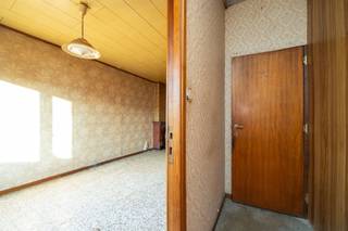 <p><strong>Te renoveren halfopen woning met tuin </strong></p><p>Op een rustige locatie in Brasschaat vind je deze <strong>halfopen woning met tuin</strong>, ideaal voor wie op zoek is naar een renovatieproject met potentieel. Met een bewoonbare oppervlakte van <strong>97 m²</strong>, een praktische indeling en een diepe tuin met tuinhuis, vormt dit pand een solide basis om volledig naar eigen smaak te vernieuwen.</p><p><strong>Indeling</strong><br />Gelijkvloers: inkomhal met trap naar de verdieping, een gezellige leefruimte, aansluitend de keuken, gevolgd door een wasplaats/stookruimte. Achteraan vind je de badkamer, apart toilet en een extra berging.</p><p>Verdieping: <strong>twee slaapkamers</strong> met goede lichtinval. </p><p>Buiten geniet je van een <strong>ruime tuin</strong> met tuinhuis — ideaal voor fietsen, materiaal of hobby’s.</p><p>Deze woning is rustig gelegen en bevindt zich op korte afstand van winkels, scholen, openbaar vervoer en recreatie.</p><p>Een ideale kans voor renovatieliefhebbers of wie een betaalbare woning wil omvormen tot een eigentijdse gezinswoning.</p><p>📞 Interesse? Contacteer ons op <strong>03 646 66 55</strong> of <strong>info@sinjoor.be</strong><span><strong></strong></span>.</p>