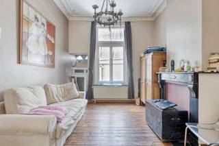 Immo Pické vous propose cette maison de maître idéalement située juste à côté du parc de Laeken, à proximité immédiate des commerces, des écoles, des transports en commun (metro, tram, bus), des axes routiers et de toutes les commodités. Cette maison de caractère est actuellement divisée en 3 logements (reconnue à l'urbanisme comme maison unifamiliale).<br />À l'entresol et au rez-de-chaussée, on trouve un premier appartement composé d'un salon, d'une salle à manger, d'une cuisine, d'un hall , d'une salle de bains, de toilettes et de 2 chambres. Au premier étage se trouve un deuxième appartement comprenant un salon, une salle à manger avec cuisine, une chambre et une salle de bains. Enfin, aux deuxième et troisième étages se trouve un troisième appartement, comprenant un salon avec coin cuisine, une salle de bains et une chambre.