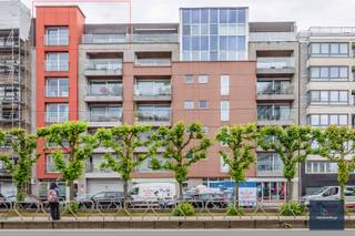 ZIE BEZOEKMOMENT op de site www.makelaarshuys.be : Dit ruim en instapklaar appartement opgeleverd in 2013 is gelegen in de mooie residentie SERVAES. Het appartement bevindt zich op het 6de verdiep links (zicht op het gebouw) en kijkt uit over het groene Gent/Drongen langs de voorzijde en het stadscentrum langs de achterzijde. Binnen is dit appartement voorzien van een gezellige en lichtrijke iving (parket) met zithoek en eetplaats. Deze living gaat over in de volledig geinstalleerde keuken met alle toestellen. Door de keuken heen komen we in een privéhall met afzondelijk toilet, berging en verder 1ste ruime slaapkamer. Deze kamer heeft ook de toegang tot de badkamer met ligbad, dubbele lavabo en inloopdouche. De 2 de kamer heeft ook een rechtstreekse toegang tot deze zelfde badkamer. Deze huidige badkamer is opsplitsbaar via een glazen wand waardoor op zich elke kamer een badkamer kan hebben. Dit appartement is voorzien van een terras, een ruime kelder B7-8 en een ondergrondse staanplaats P1 die te bereiken is via de autolift. Er is tevens een gemeenschappelijke fietsenberging. Het Epc is uiteraard gunstig, De elektriciteit is conform. <br />Interesse in dit toch wel mooi appartement? mail op alain@makelaarshuys.be of bel op 0468254891