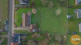 KIJKDAG ZAT. 14/02 VANAF 10u (OP AFSPRAAK 053/60.65.60) <br /><br />PAJOTTEGEM- In het hart van het rustige en landelijke Sint-Pieters-Kapelle bevindt zich deze charmante en ruime vrijstaande woning, gelegen op een mooi perceel van ca. 30 are met een perceelbreedte van 38 meter. Het volledige perceel is gelegen in woongebied met landelijk karakter, wat tal van mogelijkheden biedt. Bovendien geniet de woning van een open en groen zicht aan de achterzijde.<br /><br />Bij het betreden van de woning kom je binnen in een aangename inkomhal met apart gastentoilet. De lichtrijke woonkamer sluit naadloos aan op de eetkamer met een mooi zicht op de open tuin. De keuken biedt toegang tot de praktische garage van 35m².<br />Op de eerste verdieping leidt de nachthal naar drie slaapkamers, waarvan één toegang geeft tot de opbergzolder, een badkamer en apart toilet. <br />Bijkomend beschikt de eigendom over een bijgebouw van ca. 30 m², ideaal als extra bergruimte, hobbyruimte of atelier. Er is voldoende parkeergelegenheid op het perceel en de woning is voorzien van volledig dubbele beglazing.<br /><br />Het EPC is momenteel label E, wat een renovatieplicht met zich meebrengt. Positief is dat dak, muren en vloeren reeds geïsoleerd zijn. Door de elektrische verwarming te vervangen door bijvoorbeeld lucht-lucht warmtepompen of centrale verwarming op gas, kan het EPC aanzienlijk verbeterd worden.<br />Een woning met veel potentieel, op een uitstekende landelijke ligging.<br /><br />De vermelde prijs is een richtprijs. Na ontvangst van de biedingen zal de verkoper beslissen of hij/zij de eigendom verkoopt aan het beste bod. De richtprijs is aldus niet bindend voor de verkoper. Voor meer info kunt u ons contacteren of het reglement raadplegen op onze website.