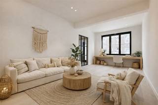  Rez de chaussée- hall d'entrée- toilettes séparées avec lave-mains- salon- cuisine entièrement équipée avec salle à manger- jardin de ville agréable...