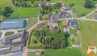 <p>ST-LIEVENS-ESSE – Deze ruime en karaktervolle burgerwoning kan u vinden op een unieke locatie in het landelijke Sint-Lievens-Esse. Deze woning, waar voorheen een bakkerij was gevestigd, biedt u naast een ruime bewoonbare oppervlakte ook heel wat opslagruimte. Met zijn achterliggende ateliers, welke in totaal meer dan 450m² omvatten, zal u hier als zelfstandige geen gebrek hebben aan opslagruimte of werkruimte.<br /><br />Naar woning zelf, beschikt deze op het gelijkvloers over een ruime woonkamer, een extra zitruimte, een keuken, een badkamer, een praktische bergruimte en een grote polyvalente ruimte. Op de eerste verdieping bevinden zich naast de nachthal, 4 slaapkamers en een 1ste ruime zolder. Daarnaast beschikt de woning nog over een vaste trap naar de 2de stapelzolder. Daarnaast is de woning, die zeker wel nood heeft aan een grondige opfrissing, gelegen op zeer mooi perceel met een oppervlakte van 29a 20ca. Dit perceel welke deels bestaat uit een klein bos en een leuke aanpalende tuinzone geeft u tevens een idyllisch zicht op de achterliggende velden.<br /><br />Daarnaast biedt deze woning tal van mogelijkheden voor herbestemming, zoals een kangoeroewoning, een woning met kantoorruimte, een bed &amp; breakfast, plattelandstoerisme of een herinrichting als bakkerij, enzovoort.<br /><br />In de directe omgeving bevinden zich invalswegen, scholen, buurtwinkels en openbaar vervoer.<br /><br />Kortom bent u op zoek naar een ruime karaktervolle woning met opslagruimte, gelegen op een rustige locatie omgeven door het groen, met heel wat potentieel en mogelijkheden, aarzel dan niet en maak snel uw afspraak! Voor meer info of bezoek 053/60.65.60.</p>