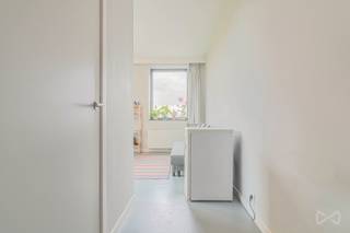 Ce studio récent de 36m² est situé au 12ème étage de la résidence Waterview sur Engels Plein à Louvain. L'emplacement est extrêmement pratique pour les étudiants, à seulement 1 km de la gare de Louvain et à distance de marche du centre-ville. Dans ce quartier dynamique situé le long du canal, vous trouverez également des loisirs, des restaurants, des magasins et des parcs dans les environs immédiats. Il s'agit de l'un des seuls studios de cette résidence. Le studio dispose d'un agréable espace de vie ouvert avec une cuisine équipée et une salle de bain séparée, équipée d'un lavabo, d'une douche et de toilettes. Grâce aux grandes fenêtres, vous bénéficiez d'une grande luminosité et d'une belle vue sur Louvain et ses environs. Vous êtes à la recherche d'un investissement sans souci ? Ne manquez pas cette opportunité et prenez rapidement rendez-vous ! La résidence est gérée par la KU Leuven, ce qui vous permet de travailler en toute tranquillité.