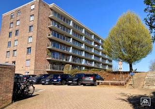 <p><span>HEVERLEE: Ruime drie-slaapkamer appartement met garagebox en kelder.</span></p><p><span> </span></p><p><span>Dit appartement is gelegen op de 6de verdieping met een wijds zicht. De zeer goede ligging nabij de oprit E40, iMec, KUL en Colruyt is dan ook een pluspunt.</span></p><p><span>Het appartement heeft een ruime inkomhal met vestiairekast, toegang tot 3 ruime slaapkamers, apart toilet, badkamer, berging en een grote living met terras aansluitende keuken. </span></p><p><span>De living heeft een parketvloer, en heeft een gezellige uitstraling met aansluitend een terras toegankelijk via een groot schuifraam.</span></p><p><span>De keuken is uitgerust met een vaatafwasmachine, oven en inductie kookvuur. </span></p><p><span> </span></p><p><span>Een individuele garagebox is eveneens begrepen in de prijs. Er is een gemeenschappelijke fietsenstalling.</span></p><p><span>De maandelijkse lasten bedragen 110 euro/maand en de maandelijkse provisie voor verwarming en sanitair water bedraagt 140 euro. </span></p><p><span>Elektriciteit is met rechtstreekse afrekening bij de nutsmaatschappij. </span></p><p><span>Bent u op zoek naar een ruim appartement op een zeer goede locatie? Zoek niet verder en maak vandaag nog een afspraak!</span></p><p><span> </span></p><p><span> </span></p><p><span> </span></p>