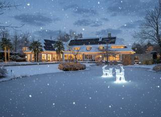 Het eigendom omvat een sfeervolle villa met inpandige wellnessruimte, een magnifieke tuin met vijverpartijen en een apart bijgebouw...