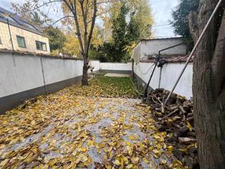 Ruim gelijkvloers appartement (+/- 93m²) met tuin (+/- 100m²) in een kleine mede-eigendom. Inkom welke uitgeeft op een leefruimte & eetkamer...