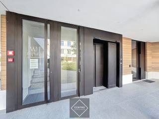 Als het wat méér mag zijn, ontdek dan deze unieke verborgen woonparel in het prestigieuze woonproject Residentie Warelles te Rumbeke (Roeselare), nabij het Sterrebos.<br />Geïnspireerd door de iconische stijl van Frank Lloyd Wright, combineert dit villa-appartement luxe, licht en privacy in een groene, rustige omgeving op een steenworp van het centrum van Roeselare.<br /><br /><strong><u>INDELING:</u></strong><br />U komt binnen op dit volledig afgesloten en aangelegd domein via de automatische poort (videofoon). Parkeren kan op de bezoekersparkings op het einde van de oprijlaan.<br /><em><strong>Gelijkvloers: </strong></em>Gemeenschappelijke inkomhal met lift<br /><em><strong>Eerste verdieping</strong></em>: Gemeenschappelijke hal voorzien van lift en traphal - inkomhal met vestiaire en gastentoilet - ruime en lichtrijke leefruimte met grote raampartijen - volledig geïnstalleerde open keuken met composiet werkblad en alle inbouwtoestellen van het merk MIELE (inductiekookplaat met ingewerkte afzuiging (Bora), combi-oven, vaatwasser, dubbele koelkast en hogedruk stoomoven) - 2 ruime, lichtrijke slaapkamers - nachthal met kastenwand (dressing) - badkamer met wastafel en spiegelkast, inloopdouche, ligbad en toilet - praktische berging en wasplaats - ruim zonneterras (24m²).<br /><em><strong>Kelderverdieping</strong></em>: dubbele garage voorzien van sectionaalpoort en wachtbuizen voor laadpalen (OPTIONEEL bij te kopen).<br /><br /><u><strong>TECHNISCHE SPECIFICATIES</strong></u><br /><strong>Constructie:</strong> Traditionele betonstructuur met metselwerk<br /><strong>Buitenschrijnwerk:</strong> Aluminium ramen met hogerendementsbeglazing (thermische onderbreking)<br /><strong>Gevels:</strong> Natuursteen en gevelpleister in architecturale combinatie<br /><strong>Dak:</strong> Plat dak met hoogwaardige isolatie en EPDM-afwerking<br /><strong>Dak-, vloer- en muurisolatie:</strong> conform de EPB-normen<br /><strong>Beglazing:</strong> Dubbele HR++ beglazing<br /><strong>Verwarming:</strong> Individuele hogerendement gascondensatieketel<br /><strong>Vloerverwarming:</strong> Overal vloerverwarming!<br /><strong>Ventilatie:</strong> Systeem D (balansventilatie met warmterecuperatie)<br /><strong>Vloeren:</strong> Keramische tegelvloeren en massieve parketvloer<br /><strong>Muren:</strong> Glad gepleisterd en wit geschilderd<br /><strong>Domotica:</strong> Basisdomoticasysteem voor verlichting (te bedienen via scherm of gsm)<br /><strong>Verlichting:</strong> indirecte LED-verlichting en inbouwspots (LED) van modular.<br /><br /><strong><u>TROEVEN:</u></strong><br />- Architecturale klasse geïnspireerd door Frank Lloyd Wright<br />- Alle maatwerk voorzien door<strong> "OBUMEX"</strong><br />- <strong>Rustige ligging</strong> in een doodlopende straat<br />- <strong>Maximale privacy</strong> dankzij hoefvormige opbouw<br />- <strong>Energiezuinig en hoogwaardig </strong>afgewerkt<br />- Verzorgde parktuin als gemeenschappelijke groene oase<br />- Verkoop <strong>onder registratie</strong>, terwijl zo goed als nieuw (bouwjaar 2021)<br />- Vlak bij centrum Roeselare, Sterrebos, AZ Delta & E403<br /><br /><u><strong>* Bijzonderheden:</strong></u><br />- Watertoets: <strong>niet overstromingsgevoelig</strong> - P-score: <strong>A</strong> en G-score: <strong>A</strong><br />- EPC-score:<strong> label A </strong>(geen renovatieplicht)<br />- Elektrische keuring: <strong>conform</strong><br />- Onze referentie op de website<strong>: A2158<br />📞</strong> Contacteer ons vandaag nog voor meer info of een bezichtiging:<strong> 050 70 01 02 - info@centro.be</strong>