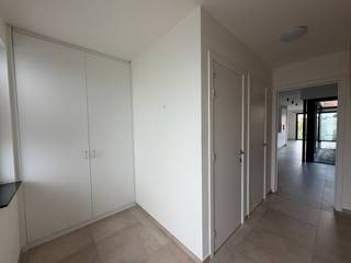 Rustig gelegen, instapklaar en energiezuinig – dat zijn de kernwoorden van deze halfopen bebouwing op een boogscheut van het centrum van Evergem.<br /><br />Indeling: ruime inkomhal met een apart gastentoilet en handige berging, eetkamer met open keuken. De lichtrijke leefruimte met grote raampartijen heeft een prachtig uitzicht op de achtertuin. Op de eerste verdieping vind je een slaapkamer en badkamer (dubbele lavabo, inloopdouche, wc). De tweede verdieping biedt een tweede slaapkamer, hobbyruimte of bureau. Privé parkeerplaats vooraan de woning. <br /><br />Huurprijs is inclusief brandpolis gebouw en CV onderhoud. <br /><br />Extra troeven: vloerverwarming op het glv, warmtepomp, airco, zonnepanelen, terras en tuin + tuinhuis<br /><br />Wenst u deze woning te bezichtigen? Reserveer dan uw tijdslot op het beschikbare bezoekmoment via onze website (immovercruysse.be > te huur > ga naar dit pand > klik op de knop "plan uw bezoek" > reserveer het gewenste tijdslot).<br />Graag ook pas kandidaat stellen na het bezichtigen.