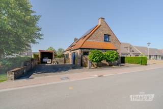 In de Binnenstraat 1 te Koekelare bevindt zich deze exclusieve alleenstaande woning, waar een hoogwaardige afwerking, royale ruimtes en een energiezuinig karakter samenkomen. Gelegen op een mooi perceel van 1.335 m² biedt deze instapklare woning alle comfort voor wie op zoek is naar een stijlvolle gezinswoning met een prachtige tuin.<br /><br />Via de ruime inkomhal komt u terecht in de indrukwekkende leefruimte, waar de overvloedige lichtinval dankzij de grote raampartijen meteen in het oog springt. De gezellige haard vormt het warme hart van de woonkamer, terwijl de open eetruimte naadloos aansluit op de volledig uitgeruste keuken. De kwalitatieve afwerking en het gevoel van openheid maken dit de ideale plek om te genieten.<br /><br />Aansluitend bevindt zich de inpandige garage, die zorgt voor extra praktisch comfort. Een absolute blikvanger is het volledig glazen bijgebouw, een unieke ontspanningsruimte waar u het hele jaar door kunt genieten van een prachtig uitzicht op de verzorgde tuin.<br /><br />Op de verdieping beschikt de woning over maar liefst vijf volwaardige slaapkamers en een stijlvolle, luxueus afgewerkte badkamer. Dankzij de ruime indeling is er meer dan voldoende plaats voor een groot gezin, een thuiskantoor of hobbyruimte.<br /><br />Ook technisch is deze woning volledig mee met haar tijd. De centrale verwarming op aardgas met hoogrendementsketel, de conforme elektrische installatie en de zonnepanelen met een jaarlijkse opbrengst van ongeveer 3.500 kWh dragen bij aan het energiezuinige karakter en de lage energiekosten.<br /><br />