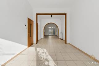 Le rez-de-chaussée vous accueille par un hall d'entrée spacieux, équipé d'un WC invités, avec de la place pour un vestiaire et un accès à...
