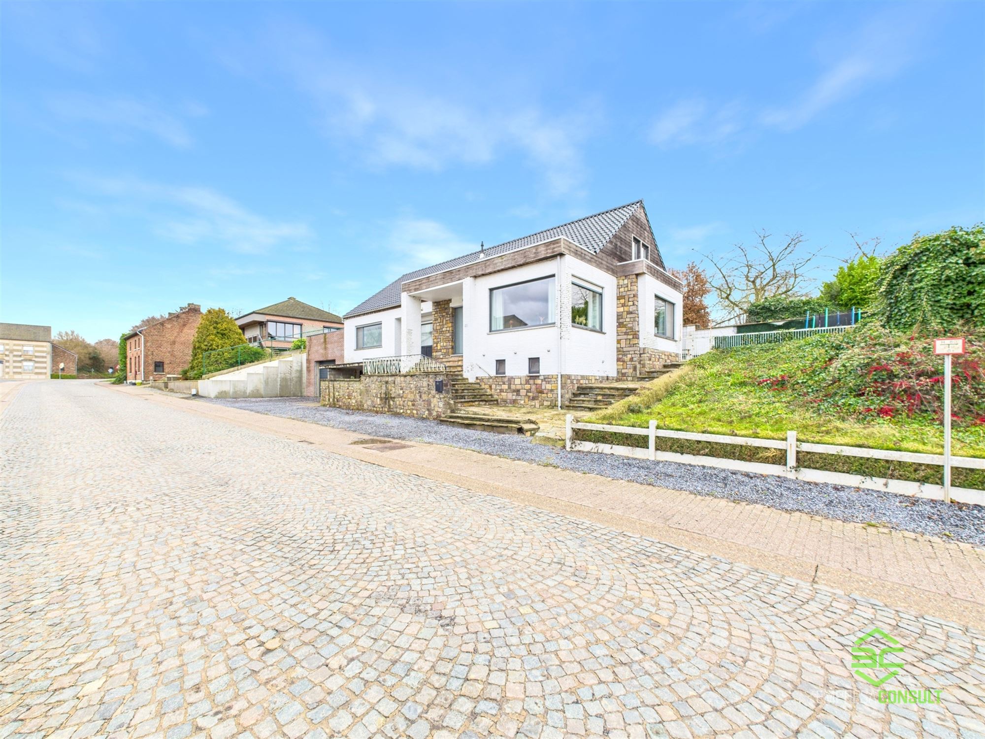 Instapklare gezinswoning met 6slpk en grote aparte garage! - foto 4