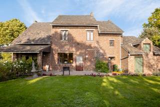 Deze goed onderhouden open bebouwing biedt vooral één ding dat vandaag steeds moeilijker te vinden is: ruimte. De woning beschikt over vier slaapkamers en staat op een ruim perceel van 16,13 are, met een grote zuidwestgerichte tuin. Dankzij de vlotte verbinding ben je op korte reistijd in Tongeren, Kortessem of Hasselt.<br /><br />De woning biedt een comfortabele en ruime indeling die begint op het gelijkvloers bij de inkomhal. De woonkamer sluit aan op het terras en de gesloten keuken. Verder is er nog een eetkamer die ook perfect dienst kan doen als een kantoor- of praktijkruimte. Tot slot is er gelijkvloers nog een recent vernieuwde badkamer, een wasplaats, garage en zeer grote bergruimte.<br /><br />Op de verdieping zijn er 4 slaapkamers alsook een apart toilet. Middels een nieuwe trap kan er nog uitgebreid worden naar de grote zolder. <br /><br />Buiten vormt het groene en vrije uitzicht een absolute troef. De ruime tuin biedt veel privacy en mogelijkheden, terwijl het zuidwestgerichte terras de ideale plek is om van de namiddag- en avondzon te genieten.<br /><br />EXTRA: mogelijkheid om het achterliggend perceel met een oppervlakte van 12,76 are bij te kopen.<br /><br />TROEVEN:<br /> x Open bebouwing met 4 slaapkamers;<br /> x Knap perceel van 16,13 are groot;<br /> x Zuidwestelijke oriëntatie;<br /> x Garage en parkeermogelijkheid;<br /> x Zeer goed onderhouden alsook recente renovaties.<br /><br />Lijkt deze woning wel iets voor jou? Plan dan snel een bezoek door te bellen naar 012 23 00 23 of stel je vragen aan roland@immo-leroi.be.