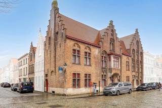 <p>Zelden te koop: deze unieke aaneenschakeling van 4 woningen op schitterende locatie in Brugge biedt een waaier aan mogelijkheden. <br /><br />Bestaande uit een prachtig en zeer ruim neogotisch herenhuis met tal van authentieke elementen in het Pandreitje, alsook 3 bél-etage woningen (verhuurd) in de Waalsestraat. Naast woongelegenheid biedt dit aanbod ook inpandige garages met plaats tot wel 5 à 6 auto's. <br /><br />Een unieke kans met alle mogelijkheden; reconversieproject naar meergezinswoning, luxe b&amp;b, ruime gezinswoning met daarnaast verzekerde huurinkomsten, opbrengsteigendom, enz... <br /><br />De herenwoning, alsook 2 van de 3 bél-etage woningen beschikken over een buitenruimte/terras. <br /><br />Bijkomende foto's beschikbaar op aanvraag. <br /><br />Troeven: <br />-Locatie (vlak aan de Rozenhoedkaai, Astridpark, ...)<br />-Bewoonbare oppervlakte <br />-Garages<br />-Karakter (Prachtige neogotische en authentieke gevels)<br /><br />Contacteer Nathan voor een bezoek of meer informatie:<br />0471 49 45 39<br />nathan.peellaert@albert.immo</p>