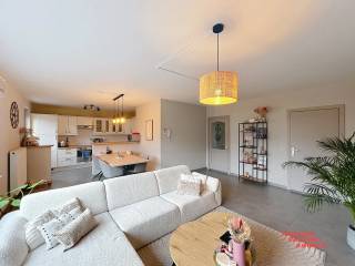 Dit vernieuwde appartement in Sint-Kruis combineert modern comfort met een uitstekende ligging. Het appartement beschikt over twee ruime...