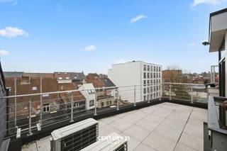 <span><strong>**Studio met terras en uitzicht Centrum Leuven**</strong></span><br /><br /><span>In de bruisende studentenstad Leuven, namelijk in de Blijde Inkomststraat kan je deze uiterst ruime studio vinden. De unit situeert zich op verdieping 3 van het gebouw en het gebouw zelf telt 7 zelfstandige woonentiteiten. De studio is een bemeubelde flat voorzien van al het nodige om zo aangenaam mogelijk te wonen. Zo is er een leefruimte, slaapruimte en bureauplaats. Ook de keuken en badkamer zijn volledig geïnstalleerd. Een geweldige troef aan deze unit is het voorziene terras dat bovendien ook geniet van een stadsverzicht, waouw! Op heden is de unit bewoond door een huurder. Maandelijkse huurprijs is 790,- EUR excl lasten (85,- EUR) + elektriciteit privatief. De unit kan vanaf 15 september 2026 vrij zijn voor gebruik.</span><br /><br /><span><strong>Interesse in een bezoekje ter plaatse? Met plezier! Contacteer onze Vastgoedmakelaar Jacky: jacky@connect-immo.be - 0495 53 46 49.</strong></span><br /><span><strong>EPC: label B - 170 kWh/m² - UC: 2791015</strong></span>