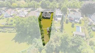 <h3><strong>Te koop in Meise: gelijkvloerse woning met zeer ruime garage</strong></h3>
<p>Deze open bebouwing is rustig gelegen in een groene residentiële wijk in Meise, nabij openbaar vervoer en belangrijke invalswegen. De woning biedt het comfort van gelijkvloers wonen en vormt een ideale keuze voor wie op zoek is naar rust, ruimte en praktisch wooncomfort. De ruime veranda zorgt voor een aangename overgang tussen binnen en buiten, terwijl de aangename tuin een heerlijke plek biedt om volop van het groen te genieten. Bovendien beschikt de woning over een uitzonderlijk ruime garage met tal van opslagmogelijkheden, ideaal voor hobbyisten of wie extra bergruimte wenst. Nabijgelegen gemeenten zoals Wolvertem, Grimbergen en Kapelle-op-den-Bos zijn bovendien vlot bereikbaar.</p>
<p> </p>
<p><strong>Belangrijkste ruimtes:</strong></p>
<p>• Ruime woonkamer met open haard</p>
<p>• Uitgeruste keuken</p>
<p>• Veranda met zicht op de tuin</p>
<p>• Twee slaapkamers (13 m² en 9 m²)</p>
<p>• Badkamer met douche</p>
<p>• Apart toilet met handenwasser</p>
<p>• Twee praktische bergingen</p>
<p>• Zeer ruime garage met automatische poort</p>
<p> </p>
<p><strong>Troeven:</strong></p>
<p>• Leefruimtes bevinden zich op het gelijkvloers</p>
<p>• Zeer ruime garage met tal van opslagmogelijkheden</p>
<p>• Rustige ligging in een groene en residentiële wijk</p>
<p> </p>
<p><strong>Wens je een bezoek? Contacteer ERA LEUS &amp; TOYE via 02/335.11.12 en plan een afspraak met Gilles Sato.</strong></p>
<p> </p>
<p><strong>JOUW DROOMHUIS. ZO GEVONDEN!</strong></p>