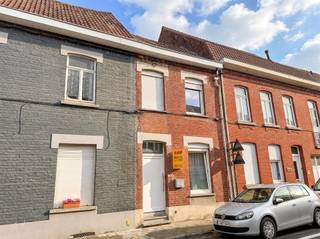 OP te frissen woning op een zeer goede centrale ligging te Wevelgem. Mooie leefplaats met veel lichtinval, achtergelegen keuken met veel kastruimte en mogelijkheid tot eettafel te plaatsen. Ruime badkamer met douche en wastafel. Op eerste verdieping een zeer grote slaapkamer. Op tweede verdieping een grote zolderruimte die mogelijks mits enige aanpassing als tweede kamer te gebruiken is. Kelder. Op alle plaatsen dubbel glas op PVC ramen met rolluiken. CV op aardgas. Leuke en gezellige woning op een topligging nabij het centrum en station van Wevelgem. Woning is verhuurd aan 609,14 Euro/maand