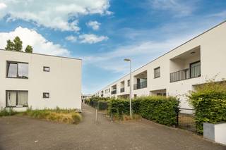 <p><strong>Rustig wonen in het Melrose park</strong><br /><br />Op zoek naar een instapklare gezinswoning waar rust, groen en een centrale ligging hand in hand gaan? Welkom in Melrose Park, een uniek en afgesloten woonerf in Antwerpen waar kwaliteit, veiligheid en wooncomfort centraal staan. Hier geniet u dagelijks van een groene omgeving, terwijl het bruisende stadsleven, belangrijke invalswegen, winkels en openbaar vervoer zich op slechts enkele minuten bevinden.</p>
<p>Deze ruime woning beschikt over een bewoonbare oppervlakte van ca. 132 m² en combineert een doordachte indeling met hedendaags comfort. Via de verzorgde voortuin bereikt u de inkomhal met gastentoilet. Vervolgens komt u in de lichtrijke leefruimte, afgewerkt met een prachtige parketvloer. Dankzij de grote, plafondhoge schuifraam vloeien binnen- en buitenruimte naadloos in elkaar over en geniet u van een mooi zicht op de rustige, ruime achtertuin. Elektrische screens zorgen bovendien voor extra comfort en privacy.</p>
<p>De halfopen keuken sluit mooi aan op de leefruimte en werd uitgerust met nieuwe, kwalitatieve toestellen, waardoor u meteen zorgeloos kunt intrekken.</p>
<p>Een bijzonder pluspunt is het souterrain, dat volledig werd ingericht als een volwaardige masterbedroom met aansluitend ruimte voor een dressing, bureau of hobbyruimte. Deze verdieping biedt tal van mogelijkheden en creëert een aangename, rustige slaapomgeving.</p>
<p>Op de eerste verdieping bevinden zich nog drie slaapkamers, waaronder een ruime slaapkamer met een eigen balkon/terras. De badkamer werd recent volledig vernieuwd en is stijlvol afgewerkt met kwalitatieve materialen, zodat ook hier comfort centraal staat.</p>
<p>Melrose Park staat bekend om zijn kwalitatieve architectuur, duurzame afwerking en uitzonderlijke woonbeleving. De autoluwe binnentuin, de ondergrondse fietsenberging, automatische toegangspoort en de aangename mix van bewoners zorgen voor een veilige en gezellige leefomgeving. Hier woont u midden in de stad, maar geniet u tegelijk van de rust en het groen van een besloten woonerf.</p>
<p>Een ondergrondse autostaanplaats kan afzonderlijk worden aangekocht.</p>
<p>Bent u op zoek naar een instapklare gezinswoning met tuin, vier slaapkamers en een unieke ligging in een van de meest gegeerde woonprojecten van Antwerpen? Dan is deze woning absoluut een bezoek waard.</p>
<p>Interesse? Contacteer Xander via 0497 18 10 84 of xander@reds.be voor meer informatie of een bezoek ter plaatse.</p>