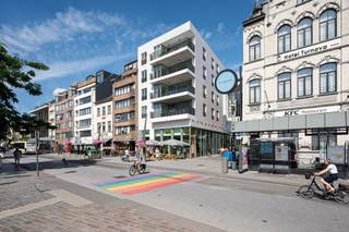 Residentie Kursaalpoort, Luxueus wonen op de Grote Markt in Turnhout<br /><br />Een historisch uitzicht op de Grote Markt van Turnhout en geïntegreerd in het nieuwe stadsdeel Turnova. Residentie Kursaalpoort huisvest 4 appartementen met een hoogwaardige afwerking verdeelt over 4 verdiepingen. Elk appartement beschikt over een groot terras dat uitgeeft op de Grote Markt. Dit is genieten van alles wat Turnhout te bieden heeft. De appartementen zijn 126 m² groot en hebben 3 slaapkamers. <br /><br />Ondergronds zijn er parkeerplaatsen, bergingen en een gemeenschappelijke fietsenstalling voorzien. Op de gelijkvloerse verdieping van dit gebouw is er een handelspand gevestigd. <br /><br />Appartement 5.2.1 :<br />Het ruime appartement van 126m² op de 2de verdieping heeft een inkomhal met ruime berging en apart gastentoilet, leefruimte met een open keuken, 3 slaapkamers, badkamer met nog een apart toilet. Het terras van 16m² heeft een prachtig uitzicht over de Grote Markt van Turnhout. E-peil: <54<br /><br />De afwerkingsgraad van dit appartement is bijzonder hoog, zo is gekozen voor een visgraat parket, een volledig geïnstalleerde Italiaanse maatkeuken met travertin werkblad, alsook een ingemaakte bureaumeubel om het leefcomfort zo aangenaam mogelijk te maken. In de slaapkamer is ook een volledige dressing voorzien.<br /><br />De verkoop valt onder Registratierechten (12%) en BTW (21%)<br /><br />Bel nu onze makelaar voor een afspraak!