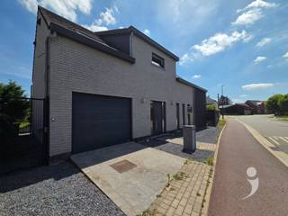 <p><span>Cette maison très fonctionnelle et spacieuse est équipée de matériaux de qualité et possède tous les atouts pour qu'une famille s'y sente chez elle.</span></p><p><span>Dans le hall d'entrée, il y a un bel escalier en Z en parquet menant au premier étage. En plus d'une pièce de rangement technique et d'un toilette séparé, il y a 2 chambres d'enfants et une belle salle de bains équipée d'une baignoire, d'un double évier et d'une douche. La troisième chambre est la suite parentale avec un dressing.</span></p><p><span> </span></p><p><span>Au rez-de-chaussée, vous entrez dans le salon par la porte en verre, où il y a de la place pour une grande table à manger. La cuisine entièrement équipée avec un grand îlot de travail a un contact indirect avec la salle à manger et est également reliée à la pièce de rangement. Dans le salon, il y a de la place pour un beau canapé, et une cheminée à gaz encastrée apporte le confort nécessaire. Grâce aux deux fenêtres coulissantes, il y a aussi beaucoup de lumière naturelle, vous menant à la terrasse avec jardin. Dans le rangement de jardin, vous avez également suffisamment d'espace pour l'entretien du jardin.</span></p><p><span> </span></p><p><span>Le garage est facilement accessible avec la porte sectionnelle.</span></p><p><span> </span></p><p><span>Cette maison moderne indépendante attend un nouveau locataire et est disponible à partir du 15 juillet 2026.</span></p><p><span>Intéressé ? Planifiez rapidement votre visite via notre site web.</span></p><p><span> </span></p><p><span> </span></p><p><span> </span></p>
