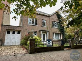 Uitzonderlijk ruime architectenwoning gelegen in de Willem de Roolaan in Nieuwpoort-stad. Deze ruime woning heeft een totale bewoonbare...