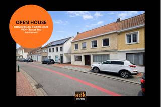 <p><strong>OPEN HOUSE - Donderdag 9 APRIL 2026 - VAN 14u tot 16u - (op afspraak)<br /><br />Ruime op te frissen halfopen bebouwing te koop in het centrum van Adinkerke.</strong></p>
<p><span>De woning beschikt over een </span><strong>ruime inkomhal met praktijkruimte/bureau</strong><span>, apart </span><strong>toilet</strong><span>, </span><strong>stookplaats</strong><span> en nachthal.</span></p>
<p>Verder vindt u een <span><strong>zeer grote leefruimte</strong></span> met aansluitend een <span><strong>lichtrijke keuken</strong></span>, waarbij de <span><strong>tussenmuur kan worden verwijderd</strong></span> voor een open leefconcept.</p>
<p></p>
<p><span>Op de verdiepingen zijn er </span><strong>twee volwaardige slaapkamers</strong><span>, </span><strong>twee kleinere kamers</strong><span> en een </span><strong>zolder met uitbreidingsmogelijkheden</strong><span>.</span></p>
<p>Daarnaast is er een <span><strong>badkamer</strong></span> uitgerust met <span><strong>douche, lavabo en toilet</strong></span>.</p>
<p></p>
<p><span>De woning is </span><strong>halfopen bebouwing</strong><span> en beschikt over een </span><strong>inrit naast de woning</strong><span> die toegang geeft tot </span><strong>vier ruime garages </strong><span>en een </span><strong>praktische binnenkoer</strong><span>.</span></p>
<p></p>
<p>Een eigendom met <span><strong>volume, potentieel en een uitstekende centrale ligging</strong></span> — ideaal voor wie ruimte zoekt en bereid is te investeren in opfrissing.</p>