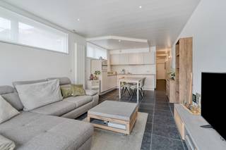 <p>Dit gezellig gelijkvloerse appartement is gelegen op ideale locatie nabij het centrum van Vosselaar. <br /><br />Het appartement omvat een inkomhal met open keuken, een wasplaats, een badkamer, een apart toilet en een slaapkamer. <br /><br />Achteraan bevinden we ons in de zonning en ruime tuin met terras. <br /><br />Eveneens beschikt het appartement over een inpandige garage.</p>