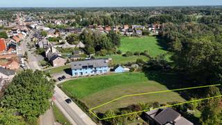 Prachtig perceel bouwgrond van 1210m² voor een woning in half open verband met een oost-georiënteerde tuin en zicht op groen. De bouwgrond is zeer gunstig gelegen in een rustige en landelijke omgeving, op fietsafstand van het centrum van Ramsel (Herselt) en nabij al het nodige.