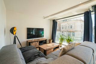 In De Smet de Naeyerlaan in Blankenberge vind je deze ruime en recente omgekeerde duplex (bouwjaar 2022) met een bewoonbare oppervlakte van maar liefst 114 m². Dankzij de doorzonindeling geniet je hier de hele dag van natuurlijk licht en een open zicht aan zowel de voor- als achterzijde.
De leefruimte bevindt zich op de bovenste verdieping en voelt bijzonder ruim en aangenaam aan. Grote raampartijen zorgen voor een lichtrijke sfeer en geven toegang tot twee terrassen waar je maximaal van de buitenlucht kan genieten. De open keuken is volledig uitgerust en vormt samen met de leefruimte het hart van het appartement. Aansluitend is er nog een berging met een apart gastentoilet.
Op het gelijkvloerse niveau bevinden zich de slaapkamers en de badkamer. Van hieruit heb je rechtstreekse toegang tot de tuin, wat dit appartement extra comfortabel en uniek maakt. De tuin beschikt bovendien over een praktische opbergruimte.
Verder is het appartement voorzien van vloerverwarming, rolluiken, voldoende bergruimte en alle hedendaags comfort. De ligging is een absolute troef: vlakbij het centrum van Blankenberge, winkels, openbaar vervoer en alle voorzieningen, maar toch met een open en rustig gevoel.
Het gebouw beschikt bovendien over een gemeenschappelijke fietsenberging en een afvallokaal. Kortom, aan alles werd hier gedacht.
👉 Plan nu je bezoek via jens@keyimmo.be of 0496 41 55 77 en ontdek dit fantastische duplexappartement in Blankenberge.
