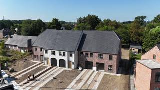 laatste half open bebouwing te koop te Lebbeke, inclusief tuinaanleg, oprit en terras.<br />Deze nieuwbouwwoning type half open bebouwing in een tijdloze pastorijstijl heeft een bewoonbare oppervlakte van ca. 215 m2 en heeft volgende indeling: inkomhal met gastentoilet, een ruime leefruimte met zit- en eethoek, open keuken met aansluitende berging/wasplaats. Op de eerste verdieping bevinden zich drie slaapkamers en een ruime badkamer met toilet. Een vaste trap geeft toegang een volledig afgewerkte zolder met technische ruimte/berging. Deze woning beschikt over een inpandige garage inbegrepen in de prijs. warmtepomp lucht/water met vloerverwarming, vloerkoeling. De woning is voorzien van schilderwerk en verlichting !<br />Extra troeven: e-peil <20 !!, 8 zonnepanelen, ventilatiesysteem type D, tuinaanleg, terras en oprit is inbegrepen,<br />keuken twv 25.000 euro !, sanitair twv 7.000 euro + BTW , ceramische parketvloeren tot op de zolder !!<br />Alle prijzen zijn exclusief 6 % btw op de constructie en 12% registratierechten op de grond. volledig geschilderd en met verlichting / gordijnen inbegrepen. Maak gerust een afspraak voor een bezoek aan een kijkwoning 0478204985 (Stefaan Maes)