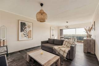 <p><span>Ben je op zoek naar een instapklaar appartement met een prachtig uitzicht en alle modern comfort? Dit mooi vernieuwde appartement op de 7e verdieping aan het Leiebos 29 in Merksem biedt je een zorgeloze thuis op een rustig privéterrein.</span></p><p><span>De highlights:</span></p><ul><li><span>2 volwaardige slaapkamers.</span></li><li><span>Dubbel buitenplezier: 2 terrassen, zowel aan de voor- als de achterzijde van het appartement.</span></li><li><span>Vernieuwde keuken en badkamer (voorzien van douche en wastafel).</span></li><li><span>Volledig instapklaar en modern afgewerkt.</span></li><li><span>Comfort: Praktisch apart toilet en een private kelderberging.</span></li><li><span>Bij aan te kopen: autostaanplaats in de kelder (15.000 EUR)</span></li></ul><p><span>Indeling en afwerking: Je komt binnen via de inkomhal met apart toilet. De lichtrijke leefruimte geniet van een mooi uitzicht vanaf de 7e verdieping en sluit naadloos aan op de vernieuwde, functioneel ingerichte keuken. Vanuit het appartement heb je toegang tot de twee terrassen, waardoor je zowel vooraan als achteraan heerlijk van de buitenlucht kunt genieten. Verder bevinden zich hier de twee comfortabele slaapkamers en de vernieuwde badkamer. Dankzij de private kelderberging en de inbegrepen autostaanplaats geniet je van alle praktische comfort.</span></p><p><span>Over de buurt: Het Leiebos is gelegen op een rustig en groen privéterrein in Merksem. Je woont hier in een rustige omgeving, maar bent toch op een steenworp van winkels, scholen en het openbaar vervoer. Bovendien ben je met de wagen binnen enkele minuten op de Antwerpse Ring en belangrijke invalswegen.</span></p><p><span> </span></p><p><span>Gemeenschappelijke kosten: </span></p><p><span>Eigen verbruik (water en verwarming) 73 EUR per maand</span></p><p><span>Algemene kosten gebouw 164 EUR per maand</span></p><p><span> </span></p><p><span>Interesse in een bezoek? Neem vandaag nog contact met ons op via 03/646.66.55 of lynn@sinjoor.be</span></p>