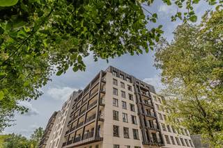 <p><span>APPARTEMENT AVEC TERRASSE</span></p><p><span> </span></p><p><span>A Sint-Lambrechts-Woluwe nous trouvons cette belle résidence située dans la Neerveldstraat. A proximité se trouvent plusieurs établissements d'enseignement, plusieurs supermarchés, Woluwe Shopping, des commerçants locaux, les transports en commun, ... ... Nous sommes à environ quinze minutes du centre ville d'une part, et à proximité des villes environnantes telles que Zaventem et Bruxelles d'autre part. </span></p><p><span> </span></p><p><span>Cet appartement confortable se trouve au rez-de-chaussée de la nouvelle résidence Twin Falls, . Nous entrons dans l'appartement par le hall d'entrée qui donne accès aux toilettes séparées, à la chambre à coucher et à l'espace de vie. L'espace de vie dispose d'une cuisine entièrement équipée et sert de salon et de salle à manger. En retournant dans le hall d'entrée, vous accédez à la chambre spacieuse d'environ 14m² avec une salle de bain attenante entièrement équipée avec douche et lavabo. En outre, il y a une buanderie/rangement qui, comme la salle de bains, est accessible depuis la chambre à coucher. </span></p><p><span> </span></p><p><span>Pourquoi Twin Falls ? </span></p><p><span>- Excellente situation</span></p><p><span>- Présence d'un ascenseur</span></p><p><span>- Offre diversifiée : studio's, appartements avec 1/2 ou 3 chambres à coucher </span></p><p><span>- Une résidence énergétiquement performante et prête pour l'avenir (label EPC A/B, présence de panneaux solaires)</span></p><p><span> </span></p><p><span>Cerise sur le gâteau, une cave/unité, un local à vélos commun et un local à poubelles sont inclus dans le loyer. Si vous le souhaitez, il est possible de louer une place de parking en surface/fermée à 100,00 €/mois. </span></p><p><span> </span></p><p><span>Curieux de découvrir ce beau projet de construction neuve ? Demandez plus d'informations ou une visite à <span>info@pillar.estate</span></span><span> ou contactez-nous au 033 695 695 </span>. </p><p><span>A bientôt ! <br />Les</span><span>surfaces mentionnées sont uniquement indicatives. Pillar ne peut être tenu responsable de l'exactitude des données qu'il a fournies. </span></p><p><span> </span></p>