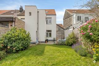 <p><span>Mooie gezinswoning te koop in Kortenberg.</span></p><p><span>Stelt u zich eens voor: wonen in een charmante stadswoning die het beste van twee werelden combineert. Rust in een aangename buurt, en toch de levendigheid van het centrum van Kortenberg binnen handbereik. Het station, gezellige winkels en sfeervolle horeca liggen op een comfortabele wandelafstand. </span><span> Deze charmante gezinswoning ligt in een rustige straat, in het centrum van Kortenberg, en biedt heel wat mogelijkheden. Hier smelten authenticiteit en vernieuwing mooi samen.</span></p><p><span>Deze deels gerenoveerde woning (134 m²) is perfect voor gezinnen of wie ruimte zoekt voor hobby's en thuiswerk. U vindt er 3 slaapkamers en een aparte, praktische bureaukamer.</span><span> <br /><br /></span><span>Enkele troeven van deze woonst:</span></p><ul><li><span>ZONNIGE ZUID-OOST GERICHTE TUIN:</span><span> Een heerlijke plek om te ontspannen, te tuinieren en te genieten van de zon.</span></li><li><span>HANDIGE GARAGE:</span><span> Naast de woning vindt u een kleine garage, ideaal voor een compacte wagen, fietsen of extra bergruimte.</span></li><li><span>Geen renovatieverplichting: </span><span>Een prachtig vernieuwd dak met isolatie, recent vervangen ramen en deuren, volledig vernieuwde en conforme elektriciteit, én een recent vernieuwde achtergevel in crepi.</span></li></ul><p><span>Deze woning ademt sfeer en biedt tegelijkertijd alle moderne gemakken. Een perfecte balans tussen authenticiteit en hedendaags comfort. <br />Grijp nu deze unieke buitenkans in het centrum van Kortenberg!  Deze instapklare parel met die extra portie karakter wacht op u.</span><span>  </span></p>