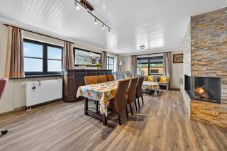 In een vlot bereikbare woonomgeving bevindt zich deze verzorgde en instapklare woning met een praktische indeling en tal van troeven.<br /><br />Bij het betreden van de woning komt u terecht in een ruime inkomhal die toegang biedt tot de leefruimte. De lichtrijke woonkamer is voorzien van een sfeervolle haard en sluit mooi aan op de functionele keuken, wat zorgt voor een aangename en huiselijke leefruimte.<br /><br />Daarnaast beschikt de woning over een inpandige garage, wat extra comfort en opbergruimte biedt.<br /><br />Aan de voorzijde van de woning vindt u een mooi aangelegde voortuin, volledig afgesloten met een hek, wat bijdraagt aan privacy en een verzorgd straatbeeld.<br /><br />Op de bovenverdieping bevinden zich drie volwaardige slaapkamers, een badkamer en een apart toilet. De indeling is praktisch en geschikt voor gezinnen of wie extra ruimte wenst voor bureau of hobbykamer.<br /><br />Achteraan geniet u van een aangenaam terras met zicht op de tuin, waar ook een tuinhuis en serre aanwezig zijn. Ideaal voor wie houdt van buitenleven, tuinieren of extra bergruimte.<br /><br />De woning beschikt bovendien over een gunstig EPC en is uitgerust met 18 zonnepanelen, wat bijdraagt aan een lagere energiefactuur en toekomstgerichte woonkwaliteit.<br /><br />