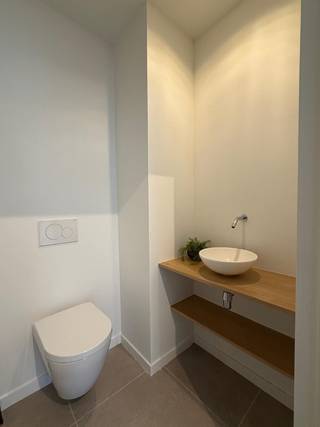 Gerenoveerde rijwoning te Berchem – Passendalestraat, instapklaar. Ideaal als starterswoning of voor co-housing, of als opbrengsteigendom. <br />Op het gelijkvloers bevindt zich een ruime living met open keuken, WC en berging. In deze berging kunnen fietsen gestald worden naast een wasmachine en droogkast; de nodige aansluitingen zijn hiervoor voorzien.<br />Op de eerste verdieping bevinden zich een WC en 2 ruime slaapkamers elk met eigen badkamer. Eén van de slaapkamers heeft ook een dressing. <br />Het dak is recent geïsoleerd en heeft zonnepanelen. Het huis heeft een EPC label B.<br />Dankzij een privé-oprit voor het huis, is parking voor een wagen geen probleem. <br />