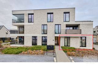 Instapklaar appartement met 2 slaapkamers, ondergrondse parkeerplaats en ruime berging nabij het centrum van Lommel<br /><br />Op zoek naar een comfortabel en centraal gelegen appartement? Dit verzorgd appartement met een bewoonbare oppervlakte van 85 m² bevindt zich op een topligging, op wandelafstand van het centrum van Lommel, winkels, horeca en openbaar vervoer.<br /><br />Bij het betreden van het appartement komt u in de inkomhal die toegang geeft tot de lichtrijke leefruimte. De gezellige woonkamer biedt voldoende plaats voor een zithoek en eetruimte.<br />Aansluitend bevindt zich de functionele keuken, praktisch ingericht met voldoende kastruimte.<br /><br />Het appartement beschikt over twee volwaardige slaapkamers, ideaal voor een koppel, klein gezin of als investering. De badkamer is uitgerust met een douche en lavabo.<br />Daarnaast is er een apart toilet en extra bergruimte voorzien.<br /><br />Een grote troef van dit appartement is de ondergrondse parkeerplaats, waardoor u steeds verzekerd bent van comfortabel parkeren. Bovendien beschikt u over een ruime privatieve berging, ideaal voor fietsen, voorraad of extra opslagruimte.<br /><br />Dankzij de gunstige ligging combineert u hier rust met een vlotte bereikbaarheid en alle voorzieningen binnen handbereik.<br /><br />Kortom, een ideaal appartement voor eigen bewoning of als interessante investering!