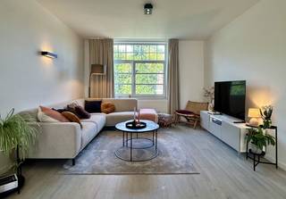 Op een bijzonder gegeerde locatie in Heverlee, vlak bij Leuven, IMEC en het UZ Leuven – Gasthuisberg, vinden we dit lichtrijke en aangename appartement op de eerste verdieping van een kleinschalig gebouw, waarvan het dak in 2021 nog volledig werd gerenoveerd. Dankzij de uitstekende ligging combineert deze woning een vlotte bereikbaarheid met alle voordelen van het bruisende Leuven en de nabijheid van belangrijke kennis- en zorginstellingen.<br />Het appartement werd rond 2017 volledig gerenoveerd en verkeert daardoor in een verzorgde en instapklare staat. De woning beschikt over een inkomhal die toegang geeft tot de verschillende leefruimtes, een praktische keuken en een ruime woon- en eetkamer die dankzij de grote hoeveelheid natuurlijk licht een bijzonder aangename sfeer en een fijne flow biedt. Verder zijn er twee slaapkamers en een badkamer, uitgerust met een bad, toilet en aansluiting voor een wasmachine.<br />Met een EPC-label C, een conforme elektrische installatie en een asbestveilig attest zijn bovendien enkele belangrijke technische troeven aanwezig.<br />Dit appartement is een uitstekende keuze voor wie op zoek is naar een comfortabele eigen woonst op een topligging, maar is dankzij de nabijheid van Leuven, IMEC en Gasthuisberg eveneens bijzonder interessant als investering. Een veelzijdige woning met een sterke ligging en een aangename, lichtrijke leefomgeving.