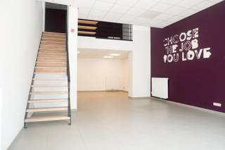 In het hart van Lokeren bevindt zich dit ruime handelspand dat dankzij zijn gunstige ligging en flexibele indeling tal van mogelijkheden biedt...