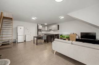 <strong>Interessante investeringseigendom</strong><br /><br />Te Baasrode, gelegen nabij belangrijke uitvalswegen hebben we dit 2-slaapkamerappartement op de tweede verdieping te koop. <br />Via de inkomhal met vestiarekast krijg je toegang tot de ruime leefruimte met open geïnstalleerde keuken. Tevens bevindt zich op deze verdieping de slaapkamer, badkamer met toilet en de wasplaats/technische ruimte. Via een vaste trap in de woonkamer bereik je de bovenverdieping met een multifunctionele ruimte van 40 m² met balkonvenster.<br />Het appartement wordt momenteel verhuurd aan 920 EUR.<br /><br /><strong>Troeven:</strong>
<ul>
<li>conforme elektrische keuring</li>
<li>gunstige EPC-score</li>
<li>lift aanwezig</li>
</ul>
Werd uw interesse geprikkeld en wens je bijkomende info of een bezoek ter plaatse? <br />contacteer Peggy: 0478/37.00.82 of peggy@berno.be