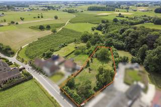 Bouwgrond voor open bebouwing met een prachtige ligging. De grond bevindt zich in de dichte nabijheid van openbaar vervoer en zit verscholen in een groene omgeving. Met zijn oppervlakte van 1448m² biedt deze bouwgrond voldoende tuinruimte alsook parkeergelegenheid. De bouwgrond is gelegen in een oase van rust maar toch dicht bij verschillende winkels, warenhuizen, verschillende wandelroutes enzovoort. Wenst u meer informatie? Aarzel dan niet en bel Louis: 0460/97.50.09