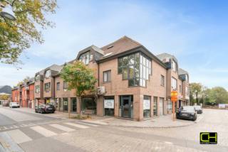 In het hart van het gezellige dorp Lovendegem bevindt zich dit aangename appartement op de tweede verdieping. De indeling is praktisch en zorgt voor een huiselijke, warme sfeer.<br /><br />De woonkamer met parketvloer vormt een comfortabele leefruimte waar gezelligheid centraal staat. Het appartement telt twee slaapkamers en een extra kamer die zich uitstekend leent als bureau, hobbyruimte of dressing. De keuken is functioneel ingericht en de badkamer, het aparte toilet en de berging vervolledigen het geheel. Buiten kan je bijkomend genieten van een ruim balkon. <br /><br />Daarnaast is er de mogelijkheid om één of twee ondergrondse garages bij aan te kopen – een handige troef voor wie graag beschikt over een veilige parkeerplaats en extra bergruimte.<br /><br />Dit appartement combineert een centrale ligging met een doordachte indeling en warme sfeer, waardoor het een ideale woonst is voor jonge gezinnen, koppels of alleenstaanden.<br /><br />Wenst u een afspraak of meer informatie? Aarzel niet om ons te contacteren via 09 395 05 40 of verkoop@concept-home.be