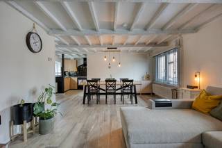 Droomt u van landelijk en comfortabel wonen op een groot perceel? Dit technisch uitstekend onderhouden (EPC A) en gerenoveerde pand in Zandvliet combineert de charme van een rustige omgeving met een hoogwaardige afwerking. Wie een karaktervol en instapklaar huis wil kopen in deze regio, vindt hier de ideale balans tussen ruimte, rust en een uitstekende bereikbaarheid richting Antwerpen en de haven.<br /><br />U komt binnen in een ruime inkomhal/bergplaats met directe aansluiting naar de lichtrijke woonkamer met aansluitend een moderne, volledig ingerichte keuken. Op deze verdieping bevindt zich een volwaardige eerste slaapkamer. De achterbouw werd volledig vernieuwd en de gelijkvloerse verdieping omvat twee badkamers. <br /><br />De bovenverdieping is afgewerkt en ingericht als een riante tweede slaapkamer onder het dak.<br /><br />Een diepe tuin op een royaal perceel van 1.390 m². In de tuin bevindt zich een grote garage die tevens kan dienen als werkplaats/hobbyruimte, etc en een zwembad. Er zijn heel wat parkeermogelijkheden op het perceel zelf. <br /><br />Dit huis kent bovendien een uitstekende ligging: u woont hier in een rustige buurt van Zandvliet, terwijl scholen, winkels en het openbaar vervoer op korte afstand liggen. Ook de nabijheid van belangrijke uitvalswegen maakt dit een strategische plek voor woon-werkverkeer.<br /><br />Bent u op zoek naar een droomwoning in Zandvliet en wilt u dit unieke pand dat te koop wordt aangeboden ontdekken? Neem contact met ons op voor een bezoek! 03 666 66 66 of kapellen@dewaele.com<br /><br />Bestuursmaatregelen in het maatregelenregister: nee