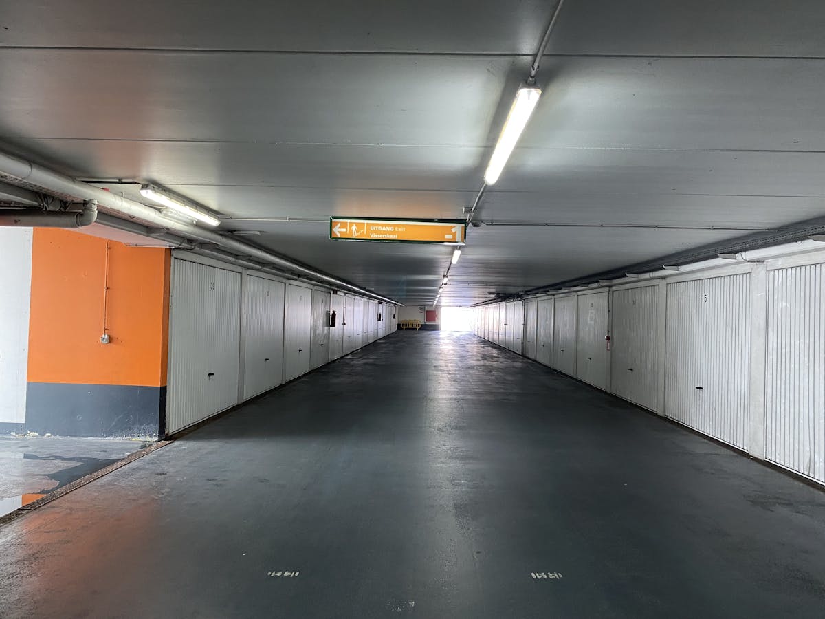 Centrally located garage box for rent in the middle of Ostend - photo 2