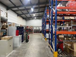 Uitstekend gelegen magazijn van ca. 800 m² met mezzanine en ca. 200 m² kantoren, verdeeld over twee verdiepingen, in de Glasstraat...