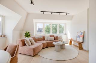 Dit HIGH-END GERENOVEERD hoekappartement met uniek zicht op de Augustijnenrei & 3 SLAAPKAMERS bevindt zich in hartje Brugge. Deze parel (4°V) werd 100% vernieuwd met de meest kwalitatieve TOPMATERIALEN en maakt deel uit v/e verzorgde residentie met lift. Dit stijlvol appartement (110m<sup>2</sup>) omvat: inkomhal met gastentoilet, LICHTOVERGOTEN leefruimte met prachtig uitzicht op de Augustijnenrei, nagelnieuwe open luxekeuken (o.a. toestellen Miele: inductiekookplaat met dampkap, oven, microgolfoven, vaatwas, ijskast met diepvriesvak, composiet werkblad, ...), 3 slaapkamers, luxe badkamer (voorzien van: inloopdouche met rainshower, lavabomeubel, toilet, handdoekdroger). Extra's: CV, dubbel glas, GOEDGEKEURDE elektriciteit, volledig geschilderd, incl. DESIGNverlichting (Dark), parket, stalen deur... Mogelijkheid tot aankoop van een autostaanplaats. Hier geniet je van rust, ruimte & luxe op een unieke ligging!